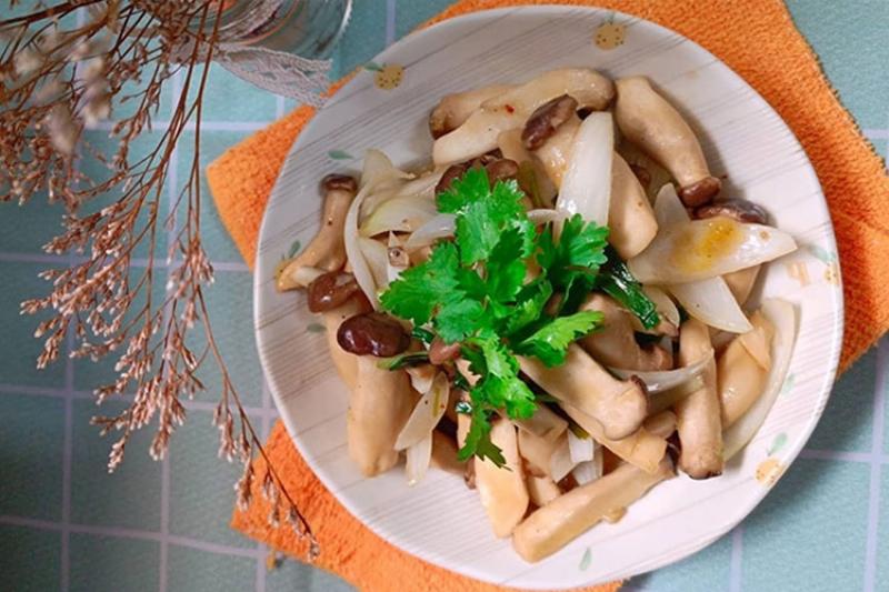 Chọn nấm đùi gà tươi ngon và chắc nịch trước khi sơ chế để đảm bảo chất lượng món ăn